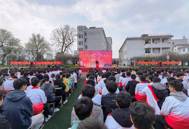 新安中学举行高三励志报告会02.jpg